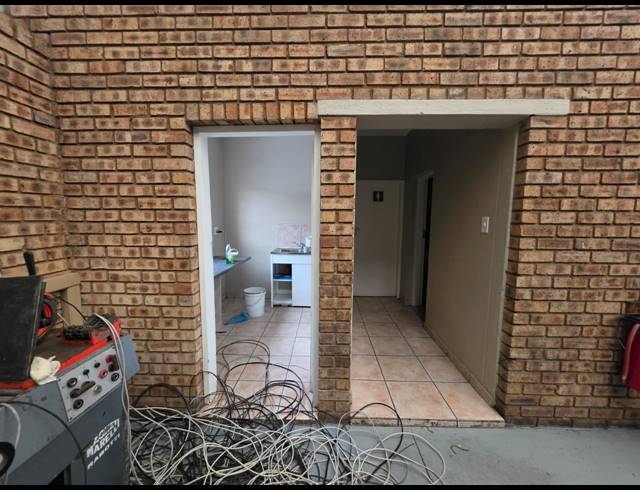 720M² WAREHOUSE TO LET IN RAND LEASE